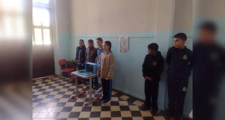 O trabalho foi realizado em etapas, com a turma inicialmente se familiarizando com o tema e posteriormente preparando apresentações de poesias selecionadas.