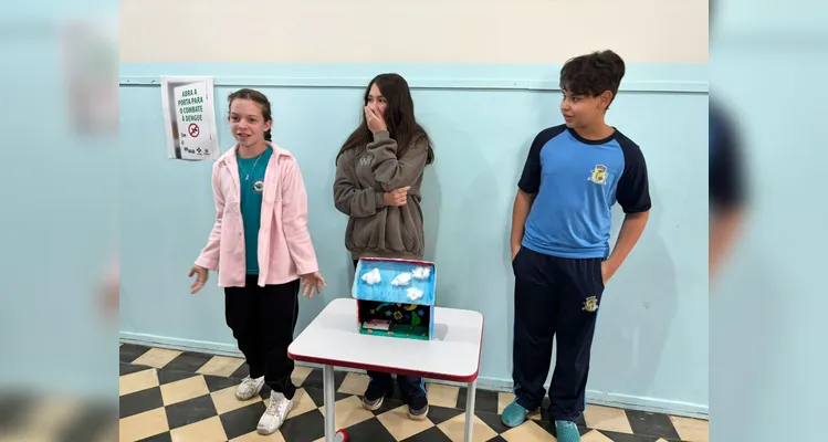 O trabalho foi realizado em etapas, com a turma inicialmente se familiarizando com o tema e posteriormente preparando apresentações de poesias selecionadas.