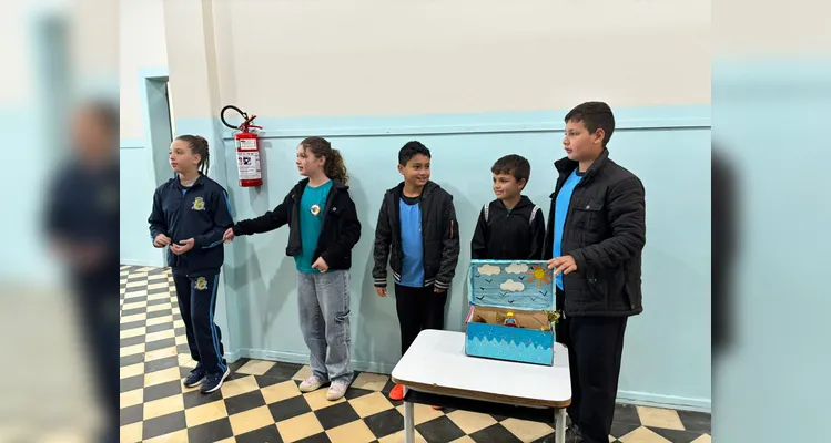 O trabalho foi realizado em etapas, com a turma inicialmente se familiarizando com o tema e posteriormente preparando apresentações de poesias selecionadas.