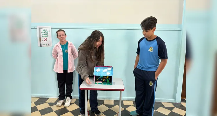 O trabalho foi realizado em etapas, com a turma inicialmente se familiarizando com o tema e posteriormente preparando apresentações de poesias selecionadas.
