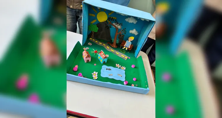 O trabalho foi realizado em etapas, com a turma inicialmente se familiarizando com o tema e posteriormente preparando apresentações de poesias selecionadas.