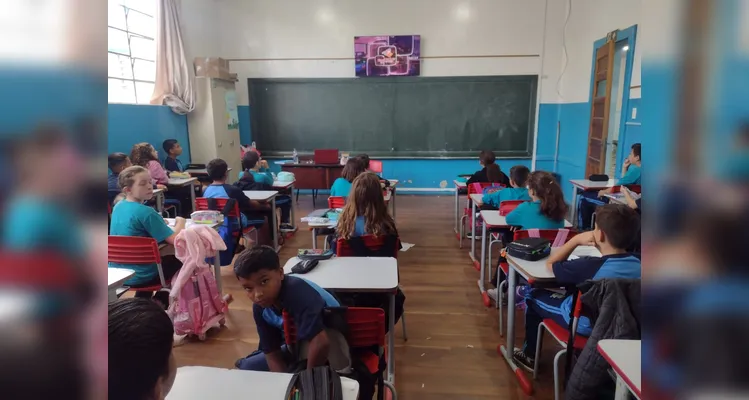 O trabalho foi realizado em etapas, com a turma inicialmente se familiarizando com o tema e posteriormente preparando apresentações de poesias selecionadas.