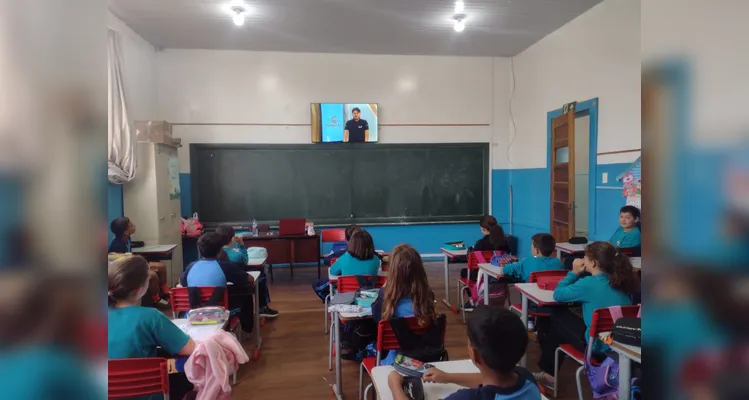 O trabalho foi realizado em etapas, com a turma inicialmente se familiarizando com o tema e posteriormente preparando apresentações de poesias selecionadas.