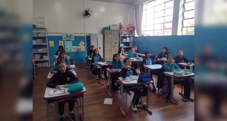 O trabalho foi realizado em etapas, com a turma inicialmente se familiarizando com o tema e posteriormente preparando apresentações de poesias selecionadas.