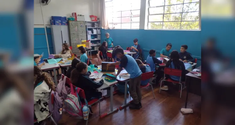 O trabalho foi realizado em etapas, com a turma inicialmente se familiarizando com o tema e posteriormente preparando apresentações de poesias selecionadas.