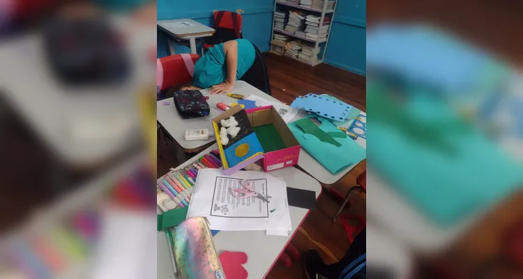 O trabalho foi realizado em etapas, com a turma inicialmente se familiarizando com o tema e posteriormente preparando apresentações de poesias selecionadas.