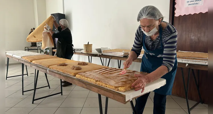 Paróquia almeja vender 12 mil pedaços do bolo de Santo Antônio