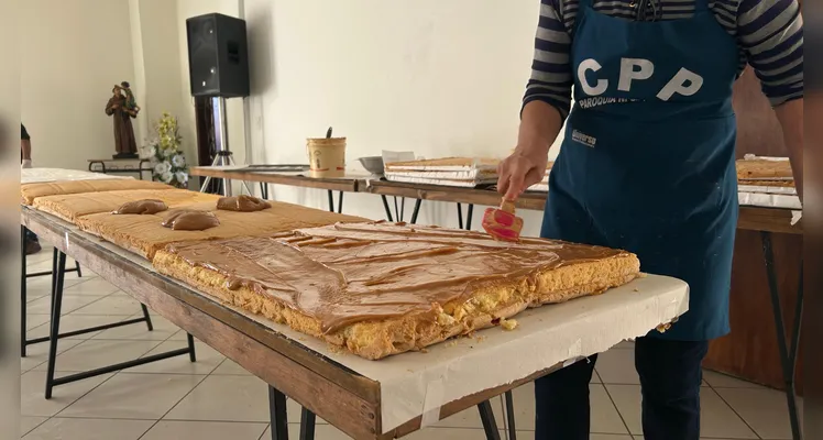 Paróquia almeja vender 12 mil pedaços do bolo de Santo Antônio