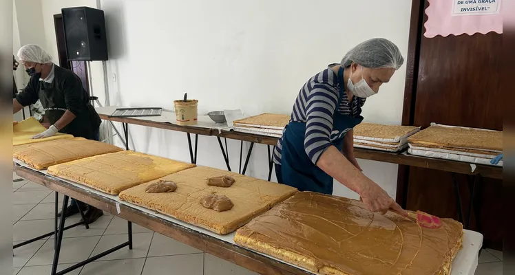 Paróquia almeja vender 12 mil pedaços do bolo de Santo Antônio
