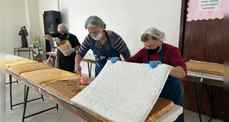 Paróquia almeja vender 12 mil pedaços do bolo de Santo Antônio