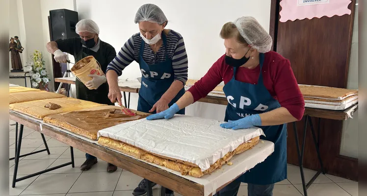 Paróquia almeja vender 12 mil pedaços do bolo de Santo Antônio