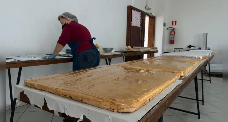 Paróquia almeja vender 12 mil pedaços do bolo de Santo Antônio