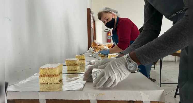 Paróquia almeja vender 12 mil pedaços do bolo de Santo Antônio