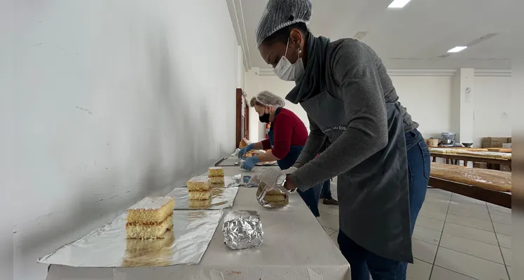 Paróquia almeja vender 12 mil pedaços do bolo de Santo Antônio