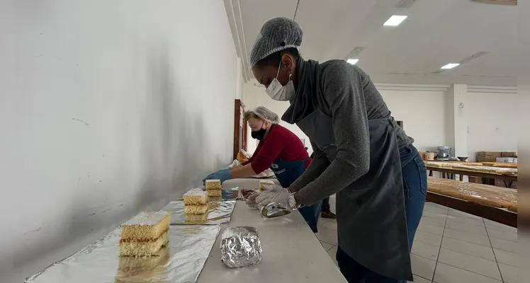 Paróquia almeja vender 12 mil pedaços do bolo de Santo Antônio