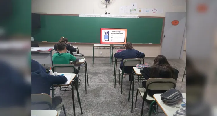 Os alunos realizaram inúmeros trabalhos e estudos, como a videoaula do Vamos Ler, momentos de leitura guiada, entrevistas e gravações com familiares e a confecção de cartões postais envolvendo a produção local de suas famílias.