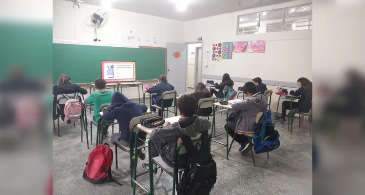 Os alunos realizaram inúmeros trabalhos e estudos, como a videoaula do Vamos Ler, momentos de leitura guiada, entrevistas e gravações com familiares e a confecção de cartões postais envolvendo a produção local de suas famílias.
