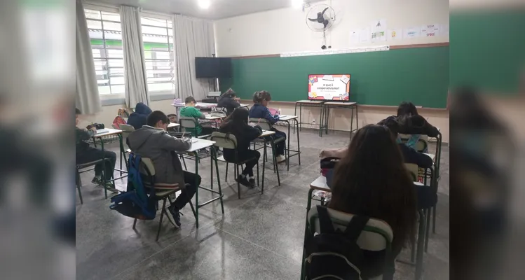 Os alunos realizaram inúmeros trabalhos e estudos, como a videoaula do Vamos Ler, momentos de leitura guiada, entrevistas e gravações com familiares e a confecção de cartões postais envolvendo a produção local de suas famílias.