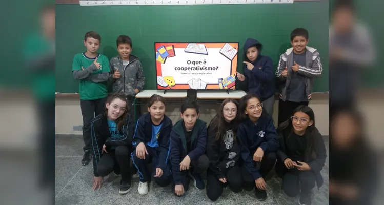 Os alunos realizaram inúmeros trabalhos e estudos, como a videoaula do Vamos Ler, momentos de leitura guiada, entrevistas e gravações com familiares e a confecção de cartões postais envolvendo a produção local de suas famílias.