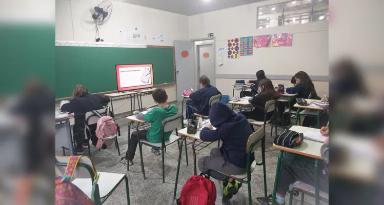 Os alunos realizaram inúmeros trabalhos e estudos, como a videoaula do Vamos Ler, momentos de leitura guiada, entrevistas e gravações com familiares e a confecção de cartões postais envolvendo a produção local de suas famílias.