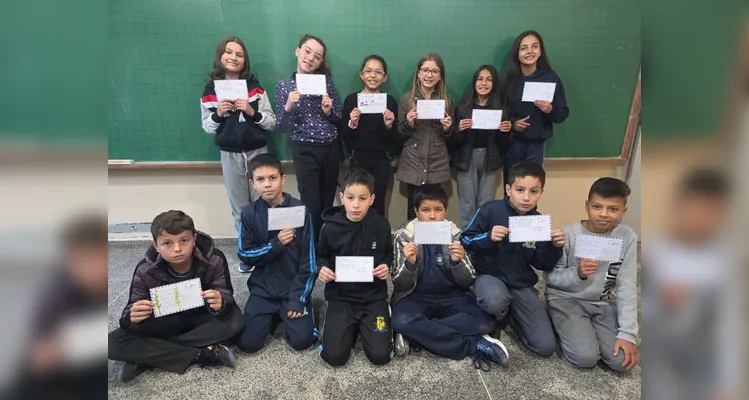 Os alunos realizaram inúmeros trabalhos e estudos, como a videoaula do Vamos Ler, momentos de leitura guiada, entrevistas e gravações com familiares e a confecção de cartões postais envolvendo a produção local de suas famílias.