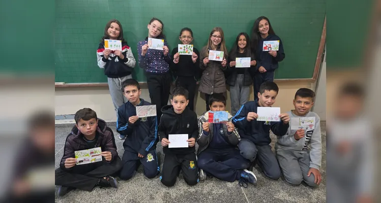 Os alunos realizaram inúmeros trabalhos e estudos, como a videoaula do Vamos Ler, momentos de leitura guiada, entrevistas e gravações com familiares e a confecção de cartões postais envolvendo a produção local de suas famílias.