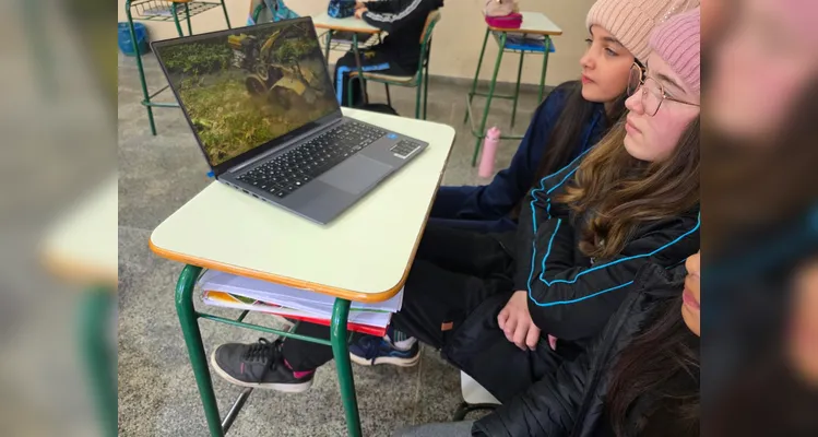 Os alunos realizaram inúmeros trabalhos e estudos, como a videoaula do Vamos Ler, momentos de leitura guiada, entrevistas e gravações com familiares e a confecção de cartões postais envolvendo a produção local de suas famílias.