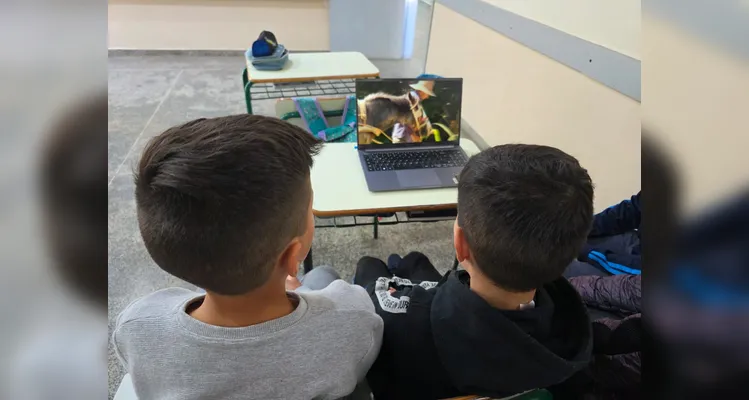 Os alunos realizaram inúmeros trabalhos e estudos, como a videoaula do Vamos Ler, momentos de leitura guiada, entrevistas e gravações com familiares e a confecção de cartões postais envolvendo a produção local de suas famílias.