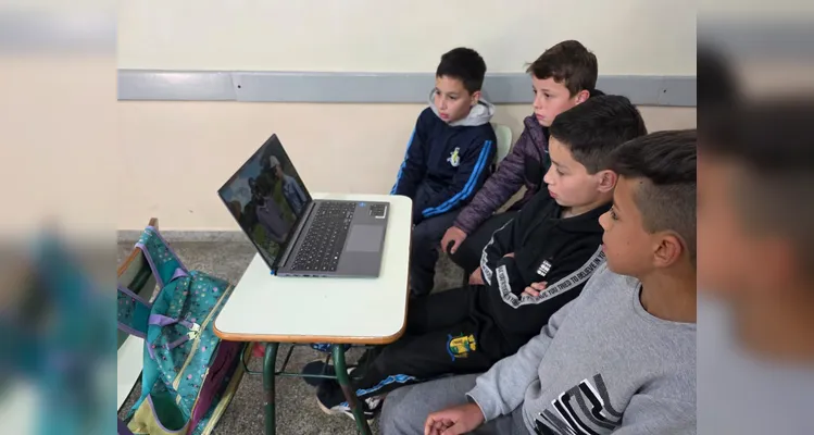Os alunos realizaram inúmeros trabalhos e estudos, como a videoaula do Vamos Ler, momentos de leitura guiada, entrevistas e gravações com familiares e a confecção de cartões postais envolvendo a produção local de suas famílias.