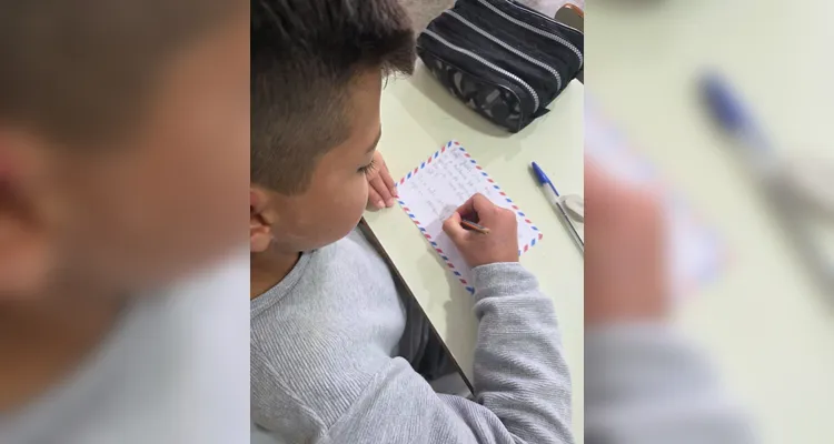 Os alunos realizaram inúmeros trabalhos e estudos, como a videoaula do Vamos Ler, momentos de leitura guiada, entrevistas e gravações com familiares e a confecção de cartões postais envolvendo a produção local de suas famílias.