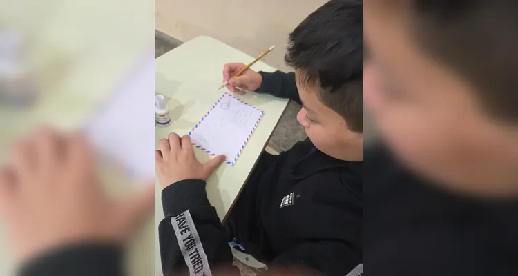 Os alunos realizaram inúmeros trabalhos e estudos, como a videoaula do Vamos Ler, momentos de leitura guiada, entrevistas e gravações com familiares e a confecção de cartões postais envolvendo a produção local de suas famílias.