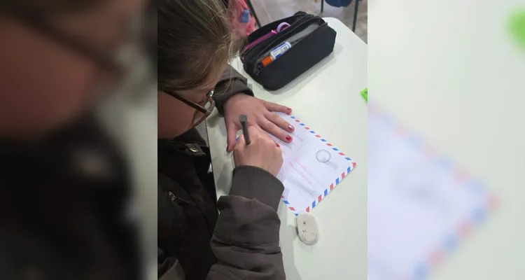 Os alunos realizaram inúmeros trabalhos e estudos, como a videoaula do Vamos Ler, momentos de leitura guiada, entrevistas e gravações com familiares e a confecção de cartões postais envolvendo a produção local de suas famílias.