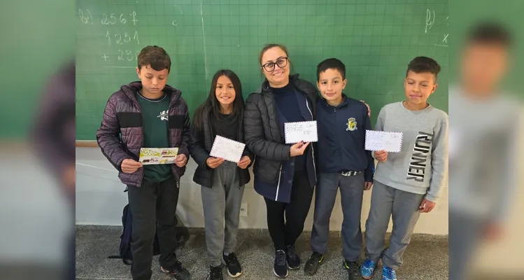 Os alunos realizaram inúmeros trabalhos e estudos, como a videoaula do Vamos Ler, momentos de leitura guiada, entrevistas e gravações com familiares e a confecção de cartões postais envolvendo a produção local de suas famílias.