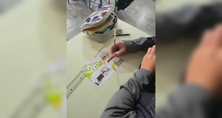 Os alunos realizaram inúmeros trabalhos e estudos, como a videoaula do Vamos Ler, momentos de leitura guiada, entrevistas e gravações com familiares e a confecção de cartões postais envolvendo a produção local de suas famílias.