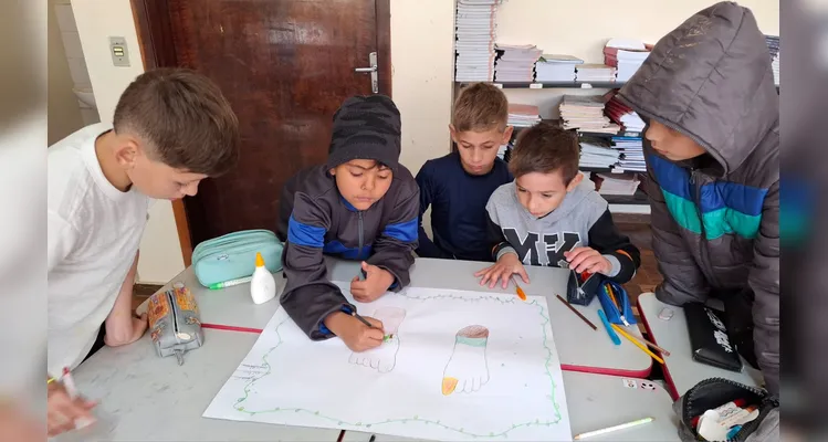 A proposta envolveu estudos interdisciplinares, entrevistas com familiares e a confecção de HQs e cartazes.