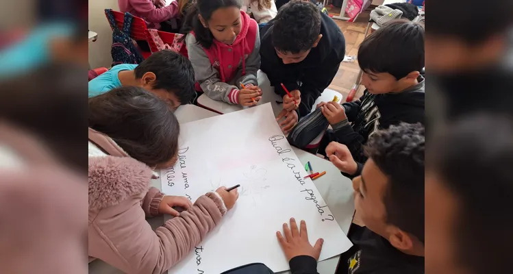 A proposta envolveu estudos interdisciplinares, entrevistas com familiares e a confecção de HQs e cartazes.