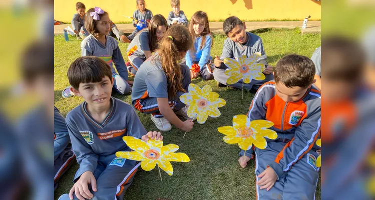 Os educandos realizaram diversas ações, como trabalhos na disciplina de arte. A proposta também contou com palestras sobre a temática e a utilização de uma videoaula do Vamos Ler sobre os direitos da criança.