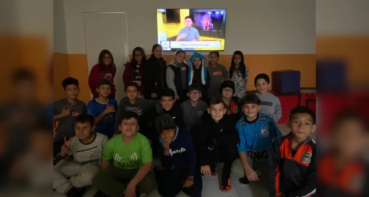Os educandos realizaram diversas ações, como trabalhos na disciplina de arte. A proposta também contou com palestras sobre a temática e a utilização de uma videoaula do Vamos Ler sobre os direitos da criança.