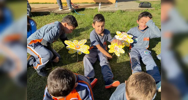 Os educandos realizaram diversas ações, como trabalhos na disciplina de arte. A proposta também contou com palestras sobre a temática e a utilização de uma videoaula do Vamos Ler sobre os direitos da criança.