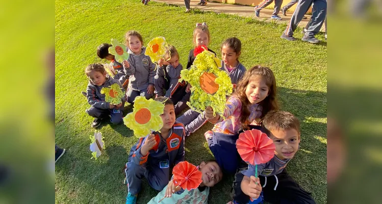 Os educandos realizaram diversas ações, como trabalhos na disciplina de arte. A proposta também contou com palestras sobre a temática e a utilização de uma videoaula do Vamos Ler sobre os direitos da criança.