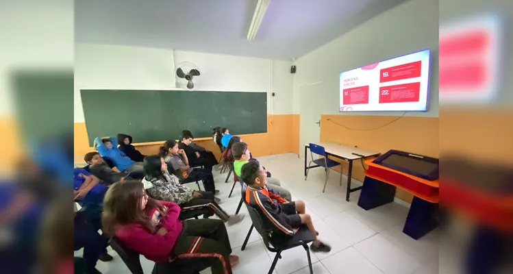 Os educandos realizaram diversas ações, como trabalhos na disciplina de arte. A proposta também contou com palestras sobre a temática e a utilização de uma videoaula do Vamos Ler sobre os direitos da criança.