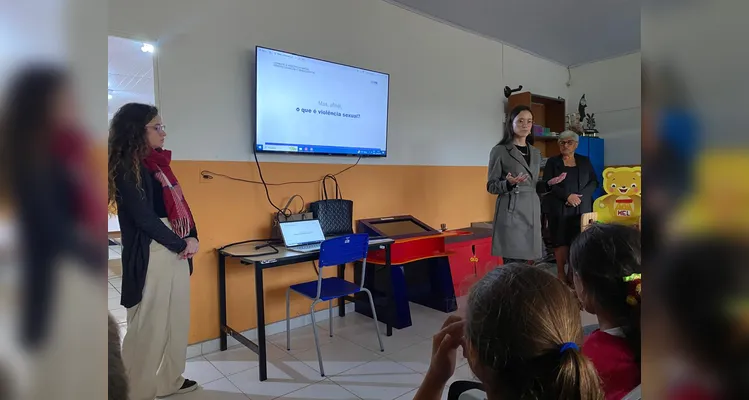 Os educandos realizaram diversas ações, como trabalhos na disciplina de arte. A proposta também contou com palestras sobre a temática e a utilização de uma videoaula do Vamos Ler sobre os direitos da criança.