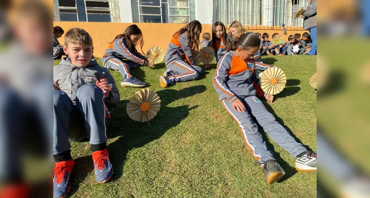 Os educandos realizaram diversas ações, como trabalhos na disciplina de arte. A proposta também contou com palestras sobre a temática e a utilização de uma videoaula do Vamos Ler sobre os direitos da criança.