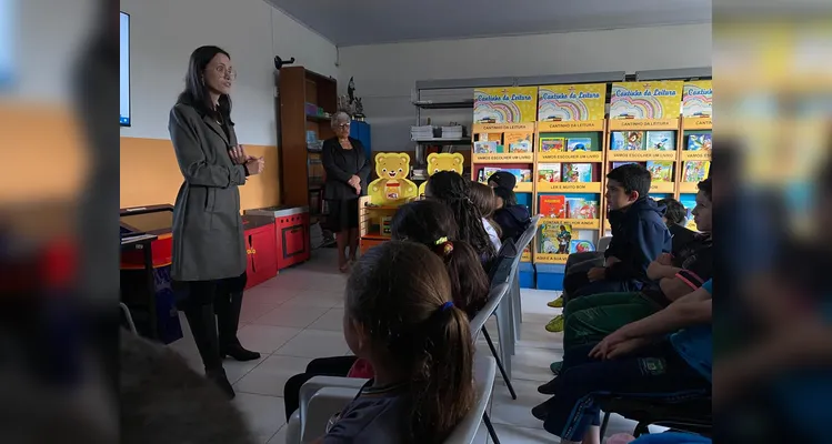 Os educandos realizaram diversas ações, como trabalhos na disciplina de arte. A proposta também contou com palestras sobre a temática e a utilização de uma videoaula do Vamos Ler sobre os direitos da criança.