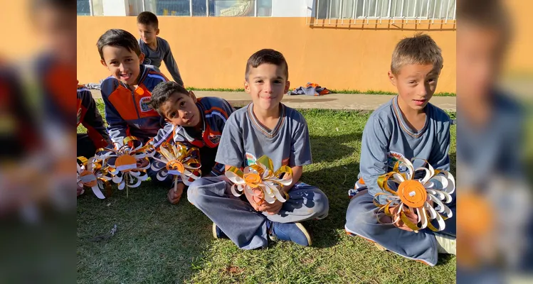Os educandos realizaram diversas ações, como trabalhos na disciplina de arte. A proposta também contou com palestras sobre a temática e a utilização de uma videoaula do Vamos Ler sobre os direitos da criança.