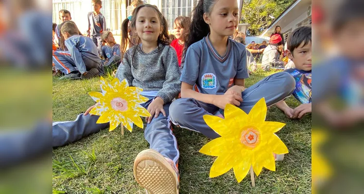 Os educandos realizaram diversas ações, como trabalhos na disciplina de arte. A proposta também contou com palestras sobre a temática e a utilização de uma videoaula do Vamos Ler sobre os direitos da criança.