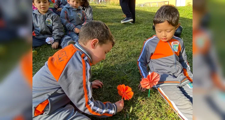 Os educandos realizaram diversas ações, como trabalhos na disciplina de arte. A proposta também contou com palestras sobre a temática e a utilização de uma videoaula do Vamos Ler sobre os direitos da criança.