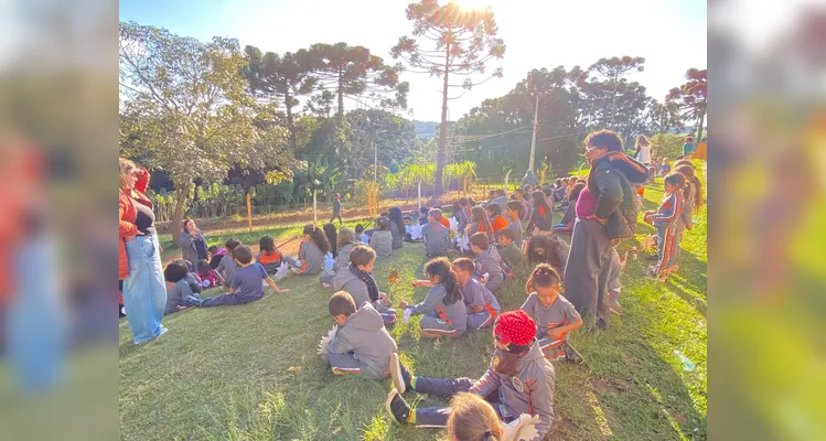 Os educandos realizaram diversas ações, como trabalhos na disciplina de arte. A proposta também contou com palestras sobre a temática e a utilização de uma videoaula do Vamos Ler sobre os direitos da criança.