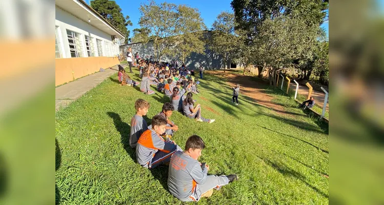 Os educandos realizaram diversas ações, como trabalhos na disciplina de arte. A proposta também contou com palestras sobre a temática e a utilização de uma videoaula do Vamos Ler sobre os direitos da criança.