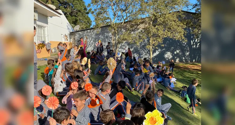 Os educandos realizaram diversas ações, como trabalhos na disciplina de arte. A proposta também contou com palestras sobre a temática e a utilização de uma videoaula do Vamos Ler sobre os direitos da criança.
